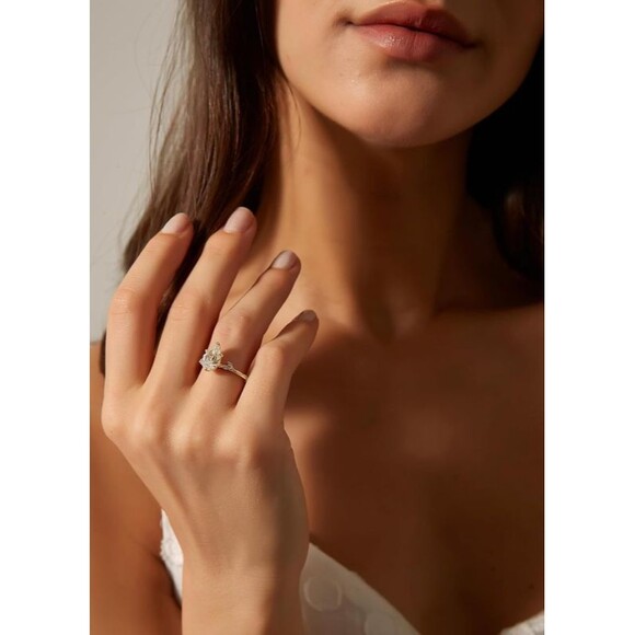 2CT Pear-Shaped Cubic Zirconia Engagement Ring 925 Sterling Silver Bridal Ring - Picture 2 of 5